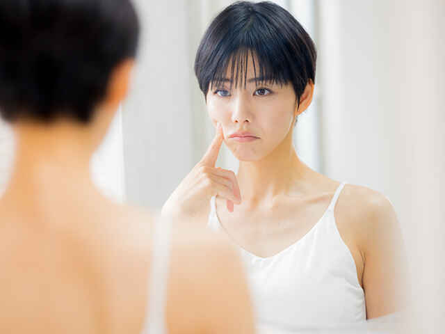 汗の季節になると出来る顔の白いプツプツは何？